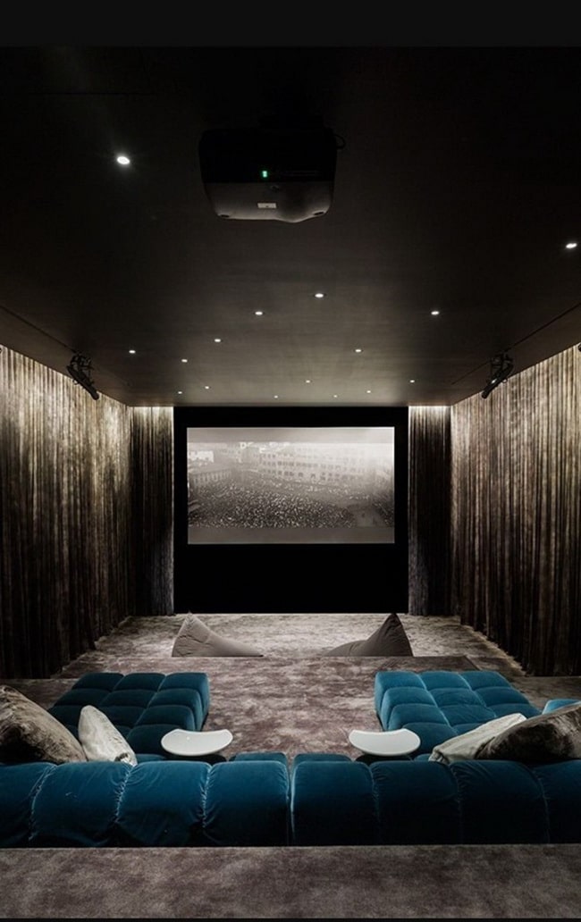 Elegante sala de cine en el salón