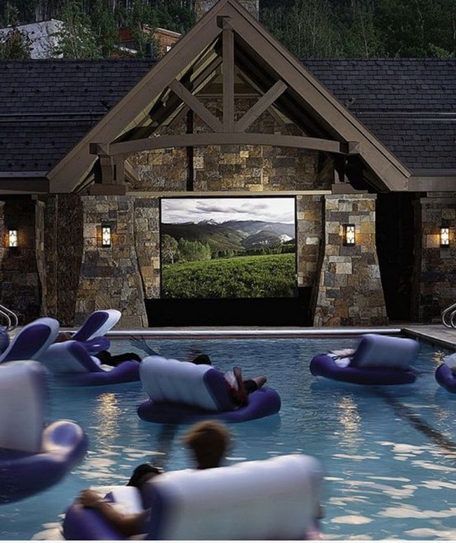 Sala de cine junto a la piscina