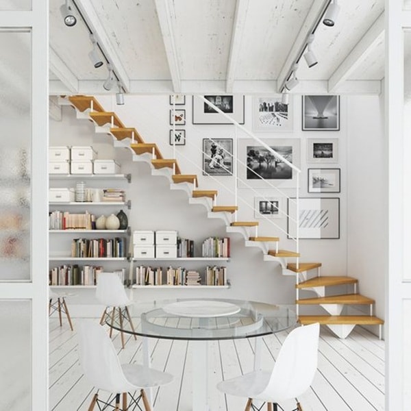 Escalera decorada con cuadros