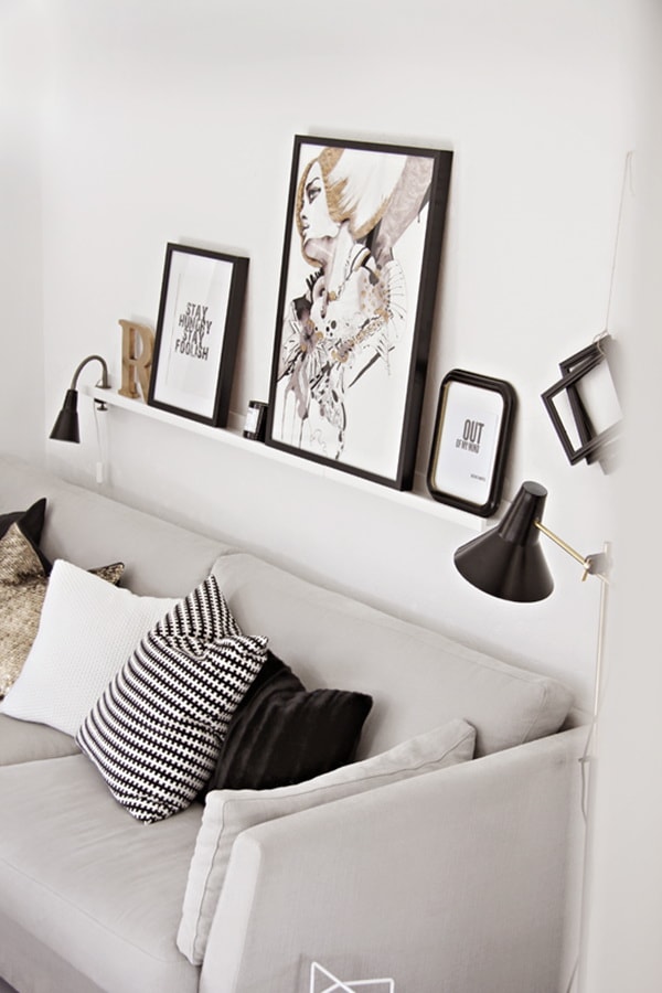 Decoración con cuadros en estantes