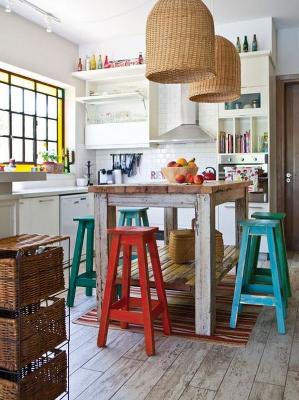 Banquetas de colores en la cocina