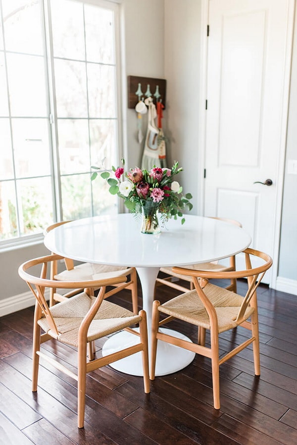 Flores como centro de mesa en el comedor