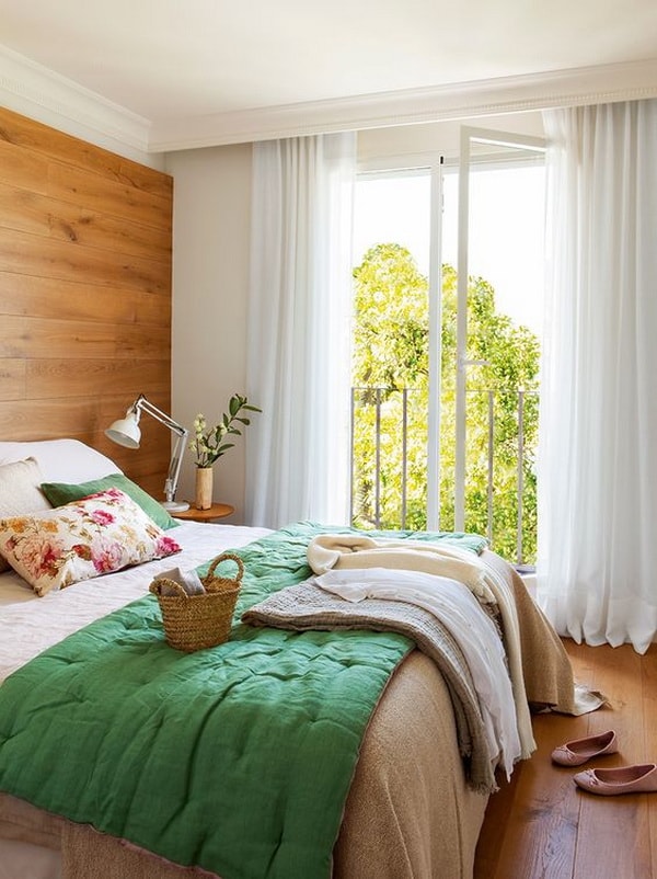 Dormitorio pequeño con verde y mucha madera