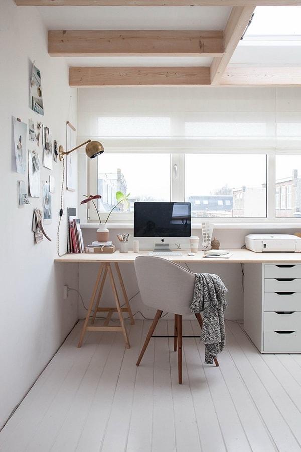 Oficinas en casa con mucha luz natural