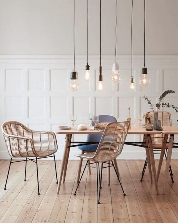 Bombillas colgantes sobre la mesa del comedor