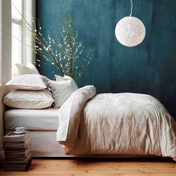 Pared azul en el dormitorio
