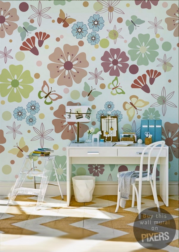 Pared decorada con mariposas y flores