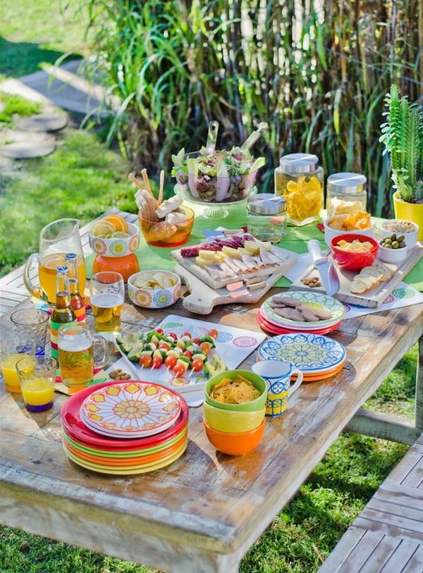 Decoración de mesas al aire libre tipo picnic