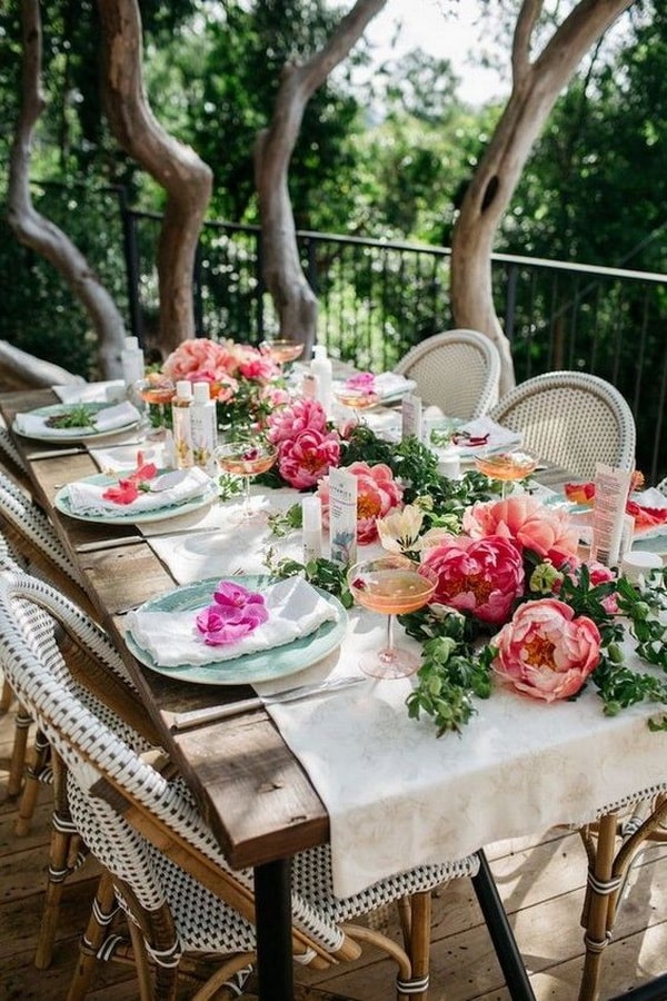 Mesas al aire libre con flores