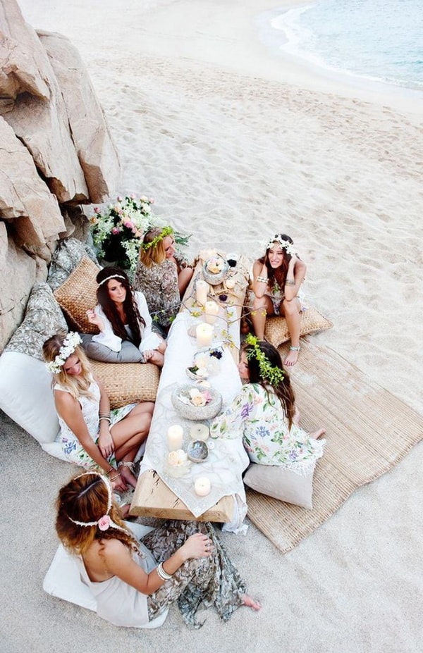 Mesa baja decorada para reunión al aire libre