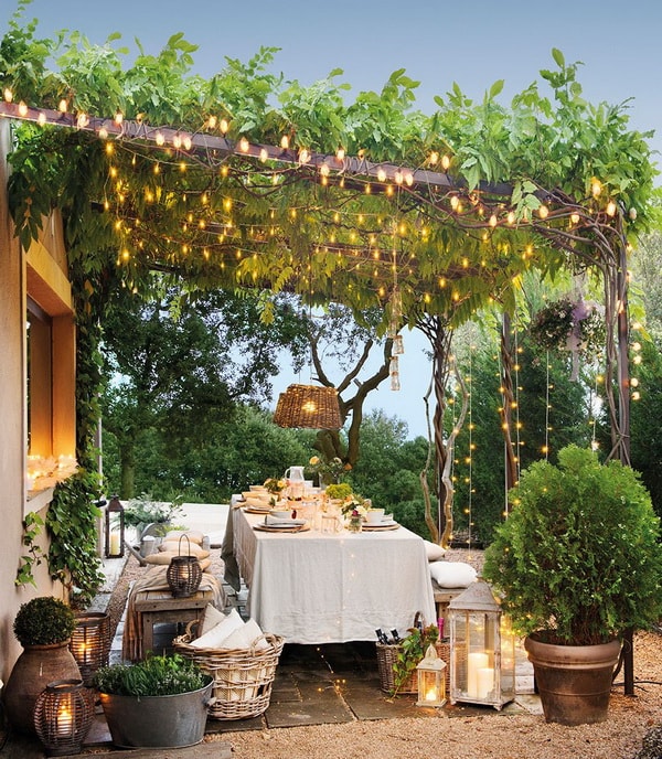 Guirnaldas de luces para decorar mesas al aire libre