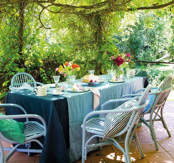 Mesa al aire libre decorada en tonos de azules
