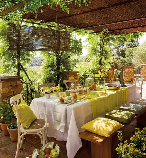 Mesa al aire libre decorada en tonos verdes y amarillos