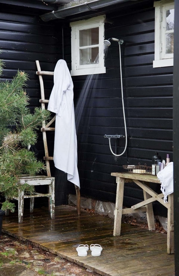 Duchas de exterior en decks de madera