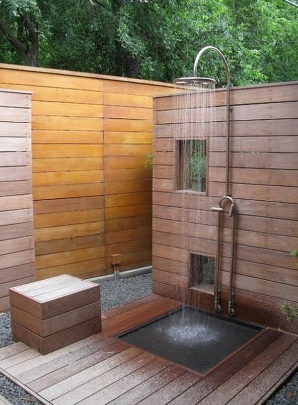 Ducha de exterior con mucha madera