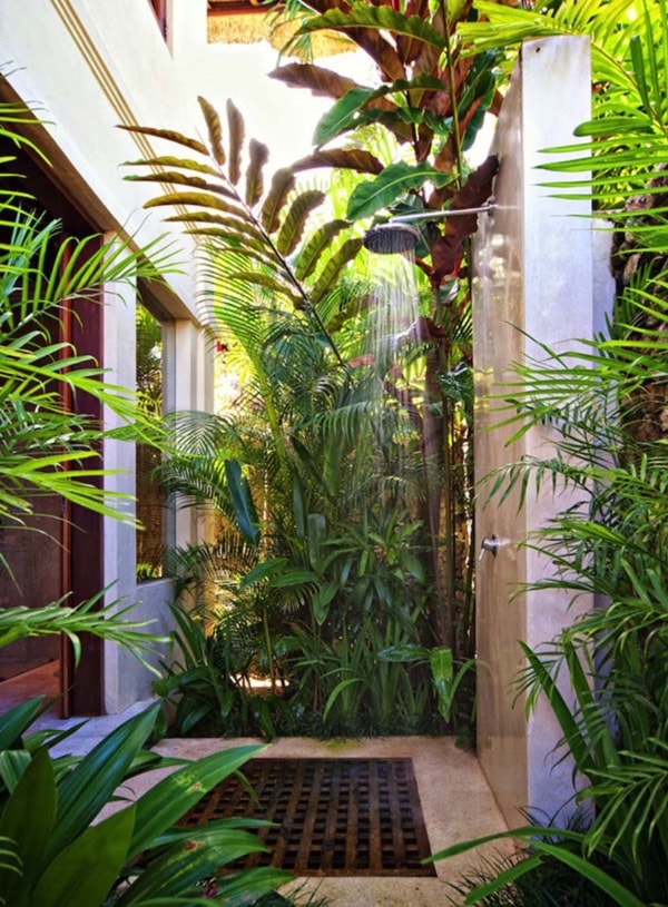 Duchas de exterior con muchas plantas