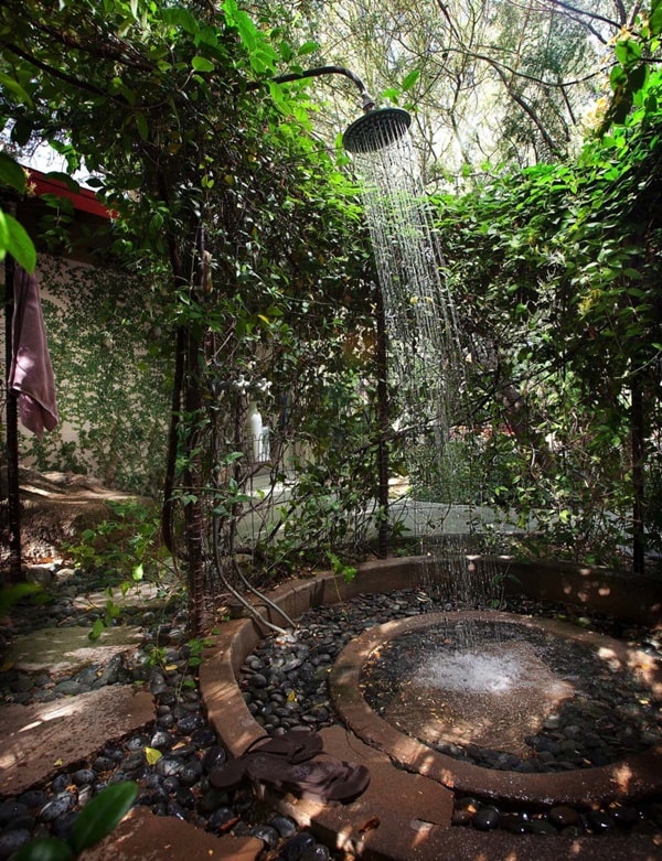 Duchas de exterior con mucha vegetación