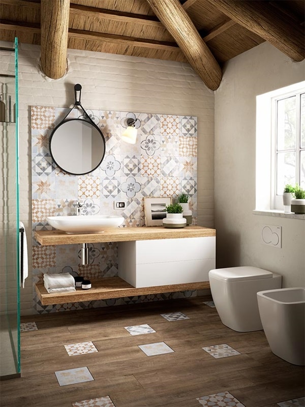 Muebles de madera y mosaicos hidráulicos para baños
