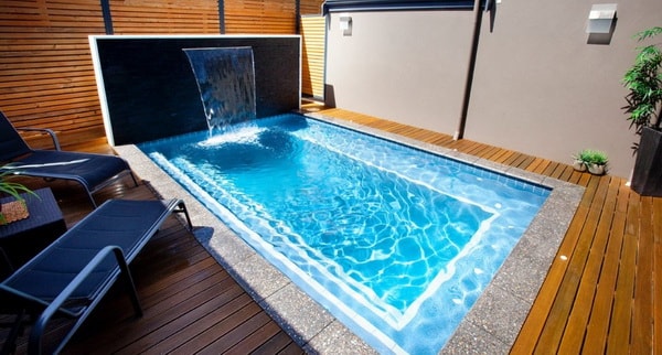 Piscina de obra con solarium
