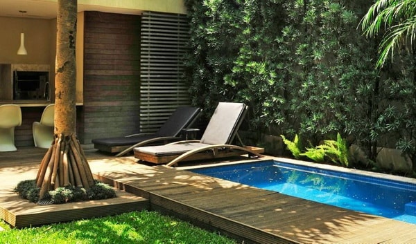 Piscina, madera y césped