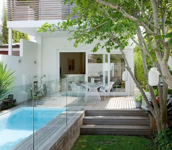 Piscina de obra con deck de madera