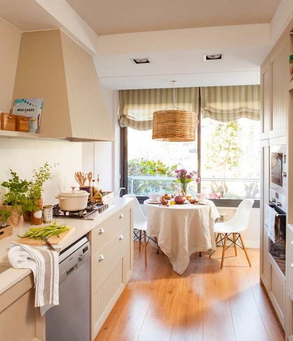 Blanco y madera en una cocina comedor