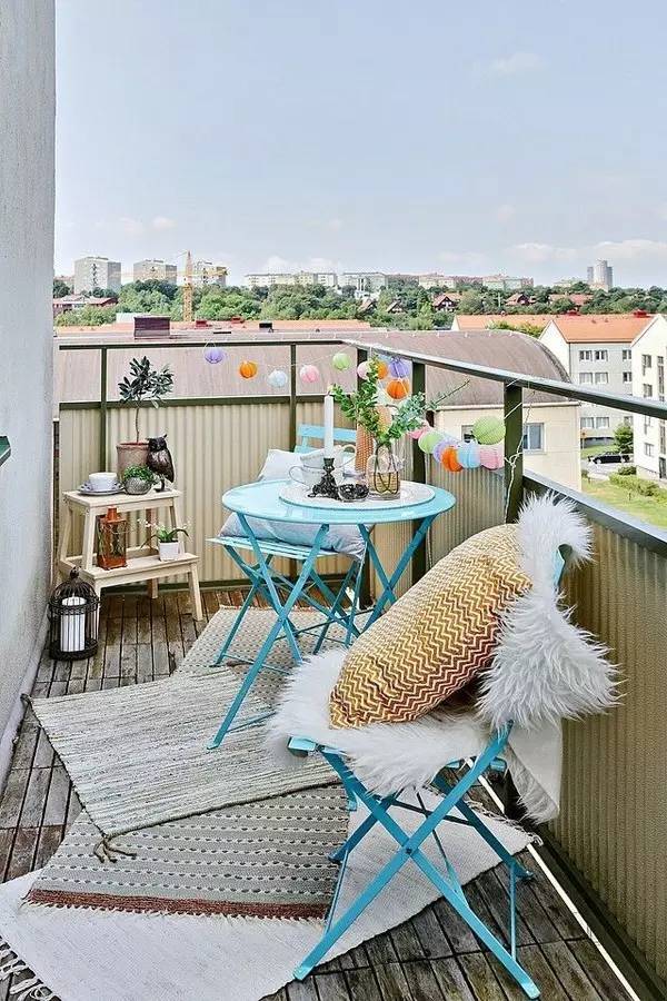 Mesas redondas para comedores en balcones
