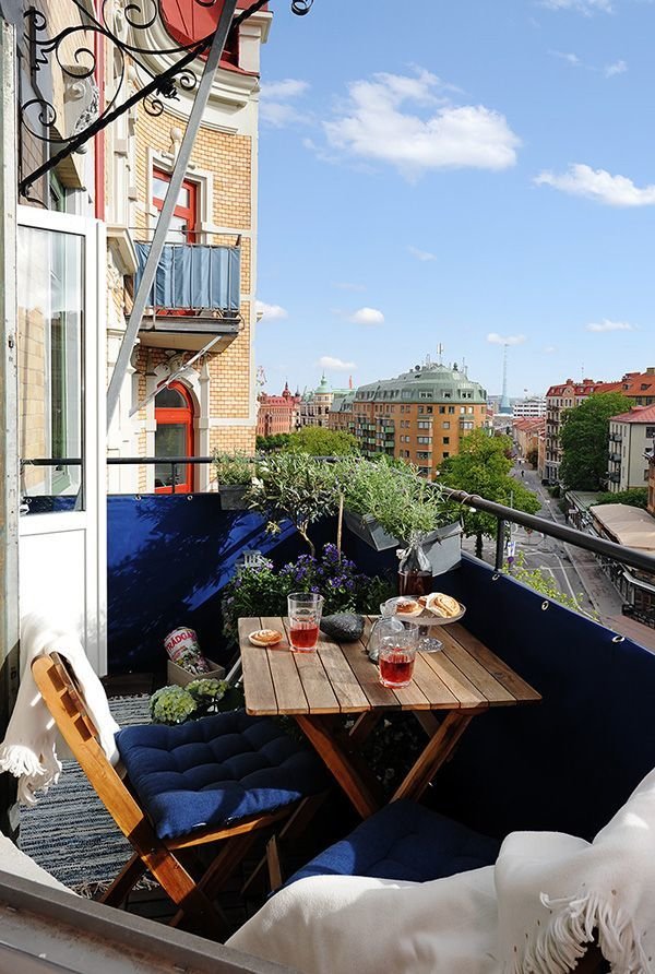 Mesas y sillas de madera para balcones
