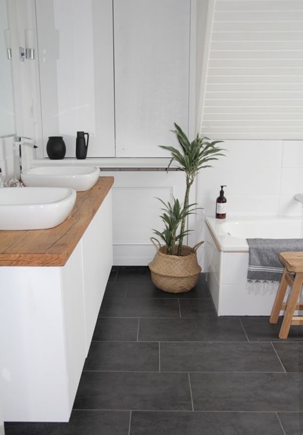 Uso de colores oscuros en baños pequeños