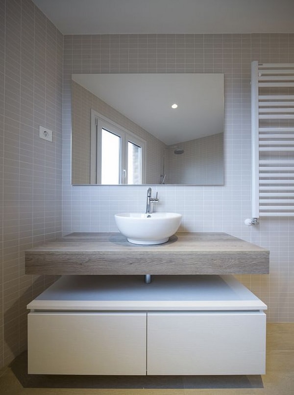 Muebles suspendidos en baños pequeños