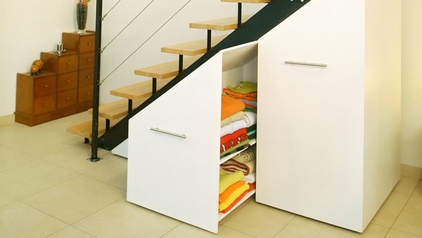 Módulos para almacenar bajo la escalera