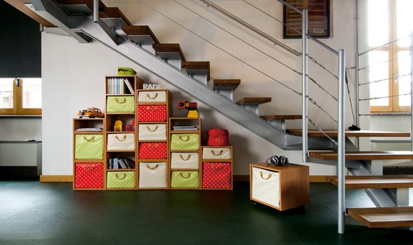 Almacenaje en cajas de madera bajo las escaleras