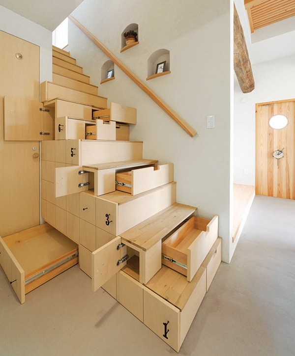 Mueble de almacenaje bajo la escalera