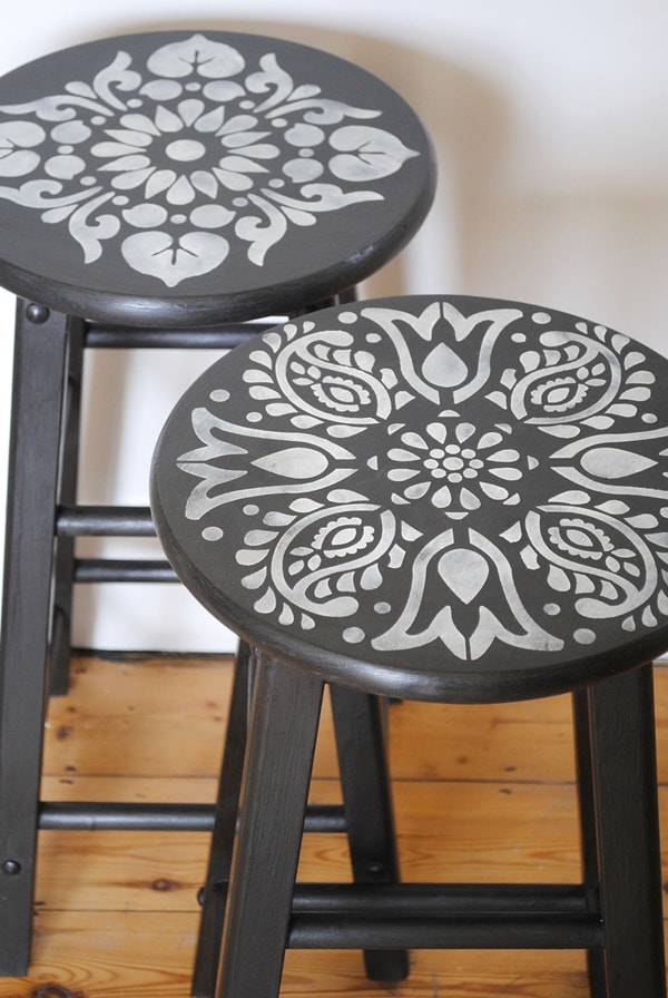 Mandalas pintados en banquetas