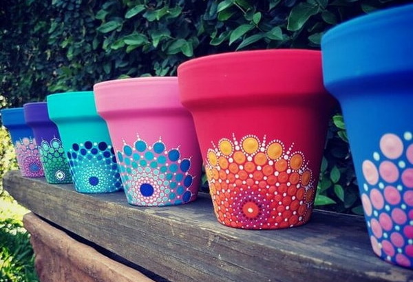 Macetas pintadas con la técnica del puntillismo