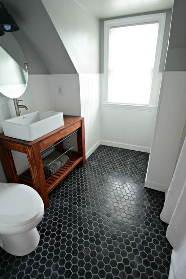 Baño con suelo negro hexagonal