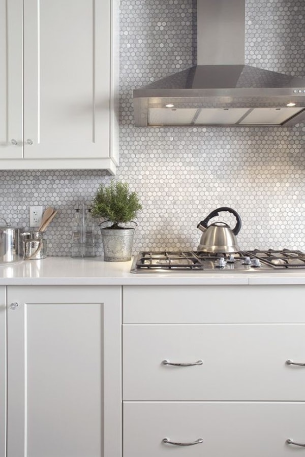 Azulejos mini hexagonales en la cocina