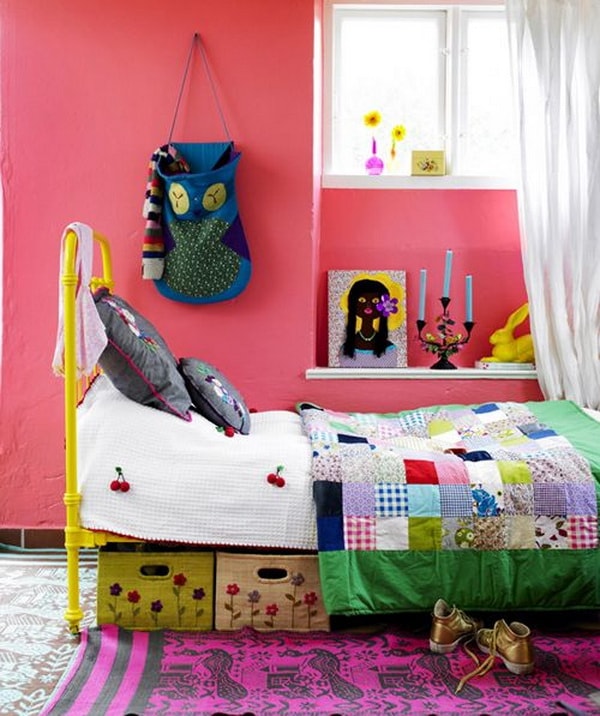 Cajas para almacenar cosas bajo la cama en el dormitorio infantil