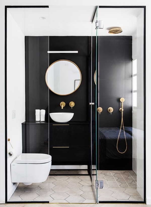 Baño con mucho cristal