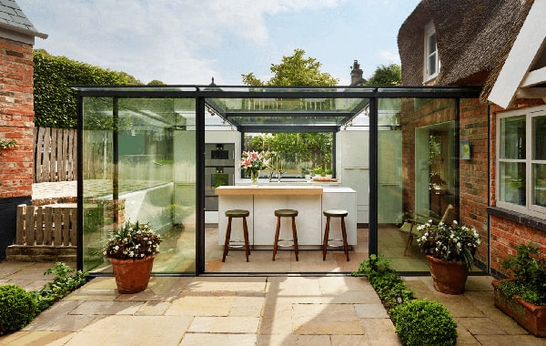 Cocina exterior con cerramiento de cristal