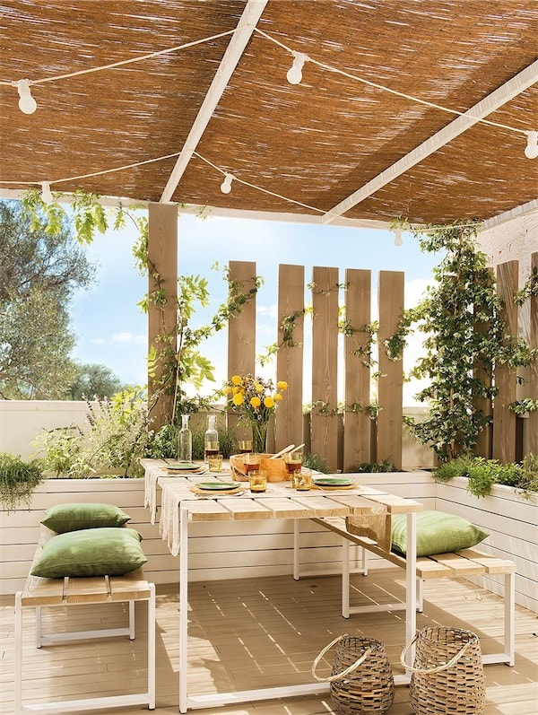 Decoración exterior elegante con mucha madera