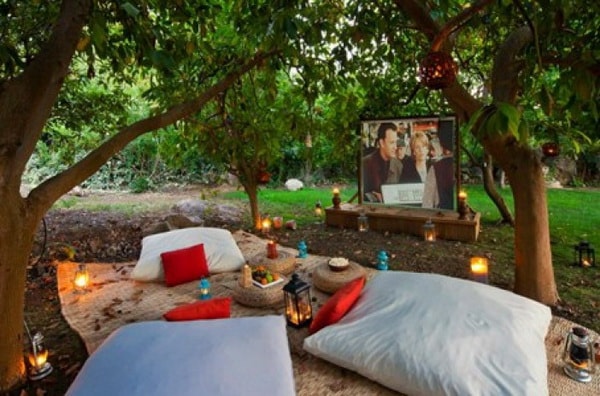 Cine al aire libre en el jardín