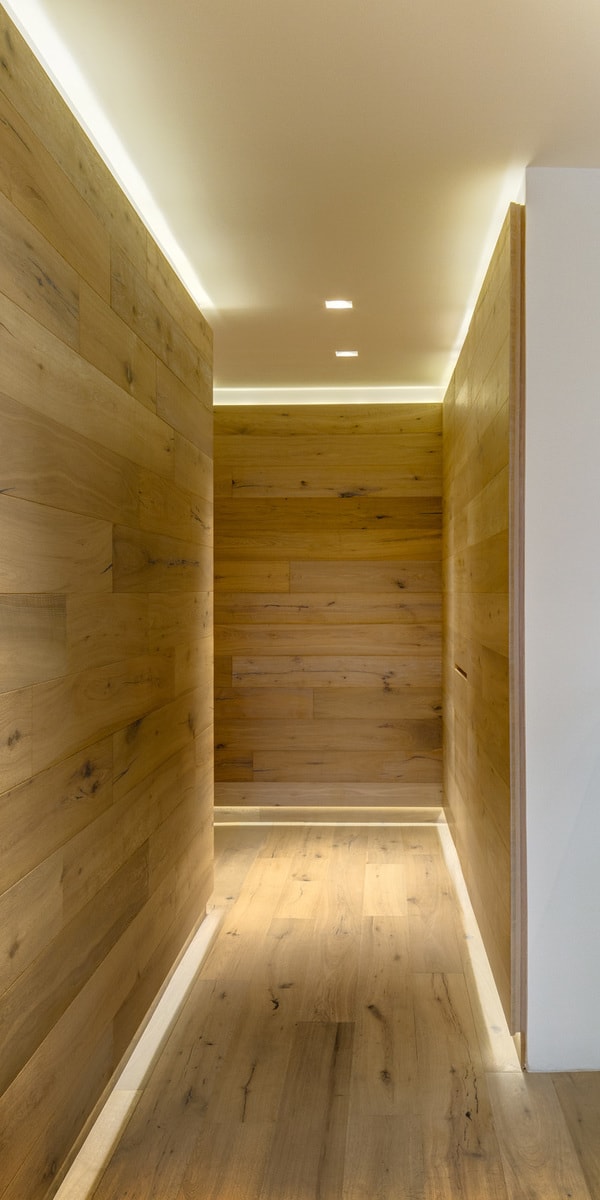 Pasillo con luces LED