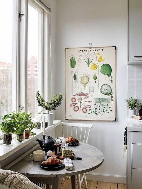 Rincón para desayunar bajo la ventana