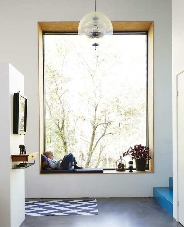 Rincón de lectura bajo la ventana