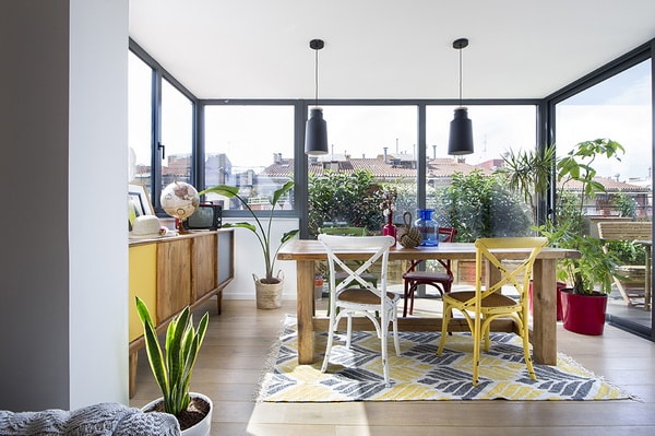 Comedor con vistas urbanas