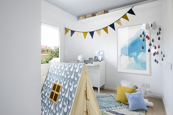 Dormitorio infantil en blanco y azul