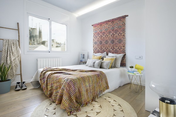 Dormitorio principal con alfombra en fibra naturales