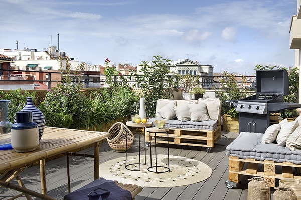 Terraza urbana con barbacoa
