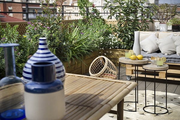 Terraza urbana con muebles de palets
